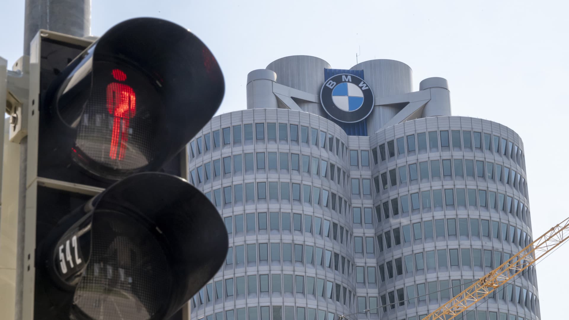 Masszív létszámcsökkentésre készül a BMW, több ezer dolgozó lehet érintett