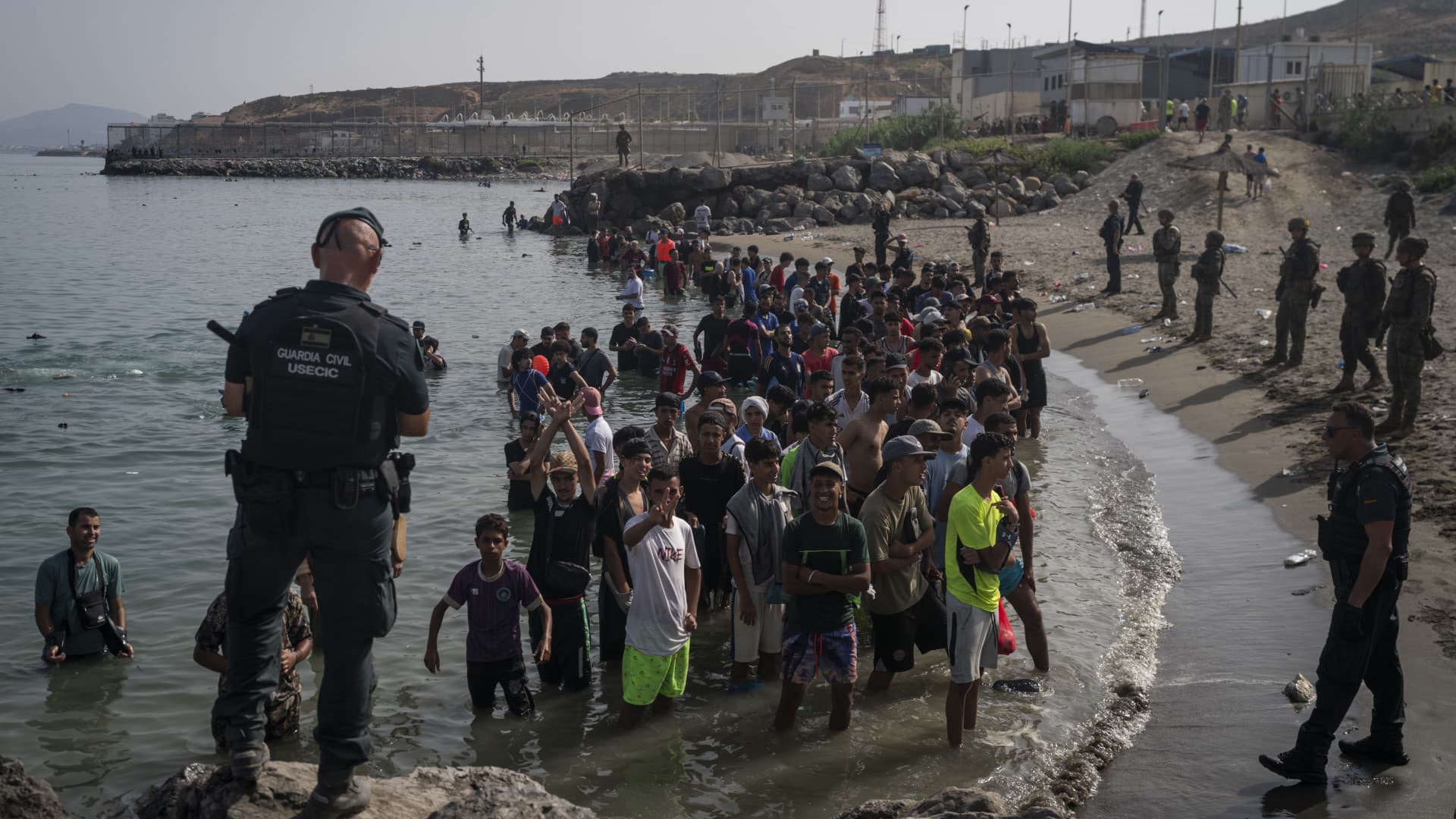 Rendőri jelentés: kitervelt hírszerzési akció volt a migrációs válság, ami felforgatta Európát – Egyértelmű az elkövető?