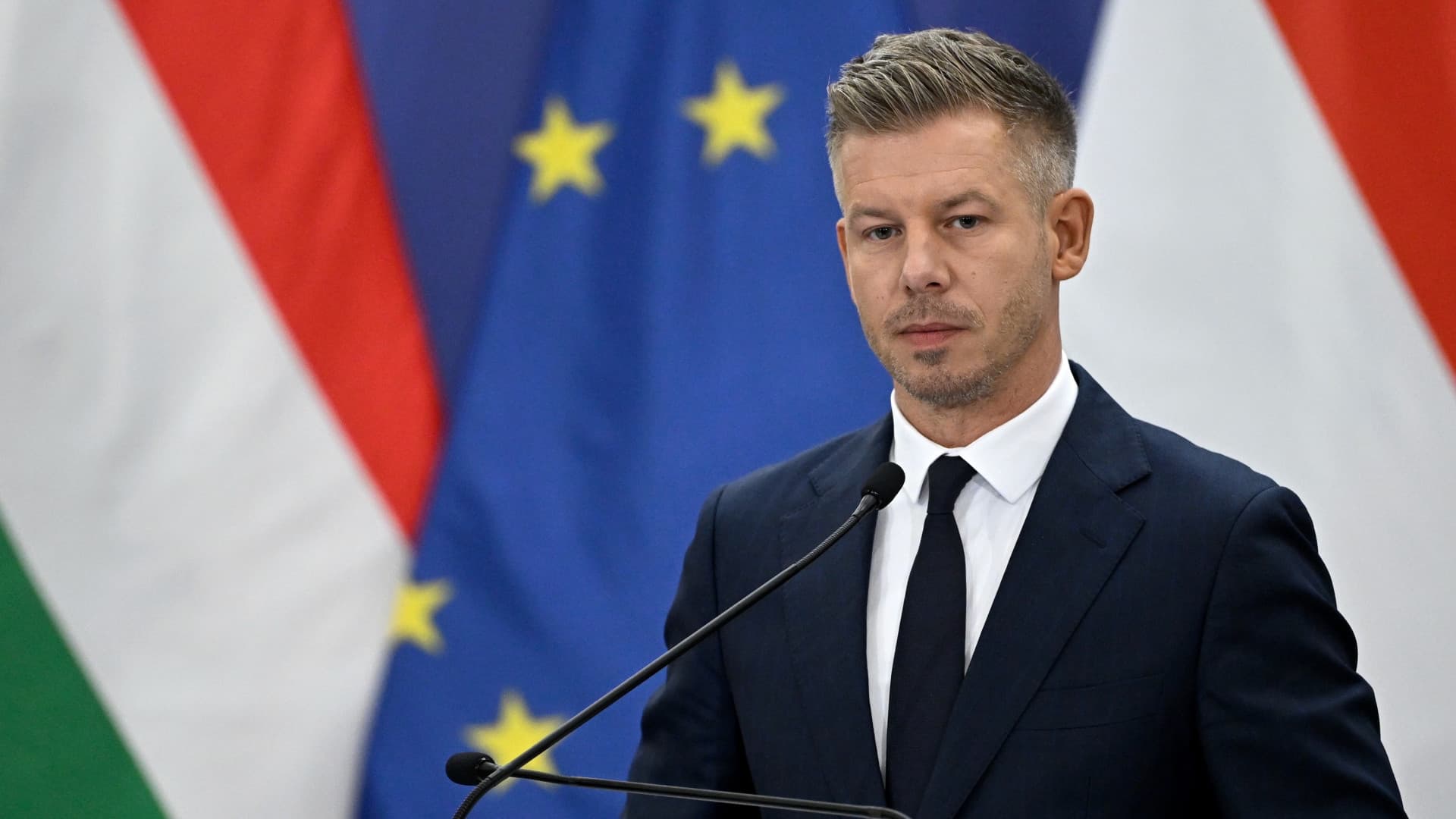 Nemzetközi hajsza indult: elfogatóparancs a lélegeztetőgép-biznisz cégvezetője ellen