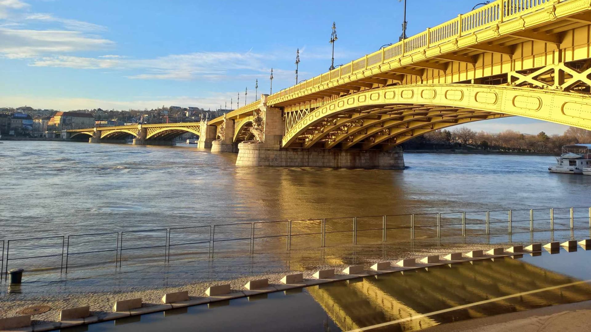 Bombát találtak, lezárják az egyik budapesti hidat