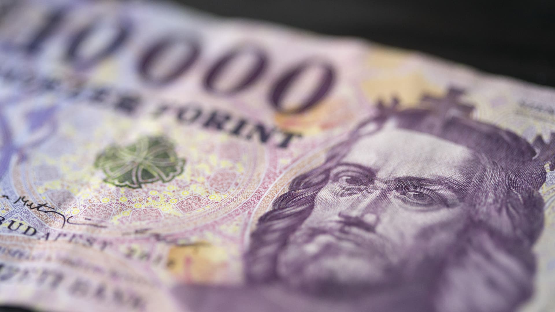 Rég nem látott lejtőre került a forint - Sorra gyűlnek a kockázatok