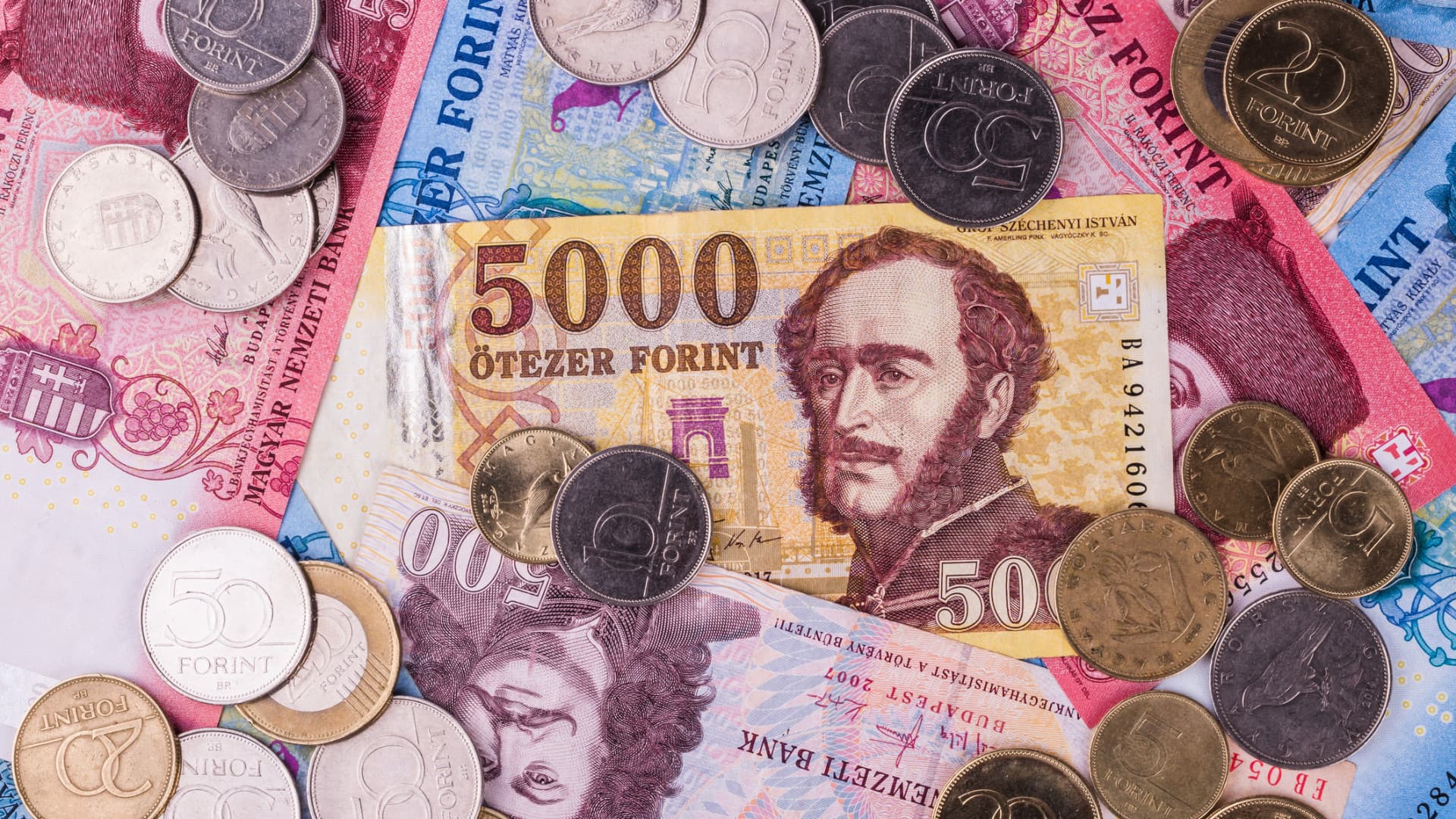 Emelkedik az olaj ára, gyengül a forint