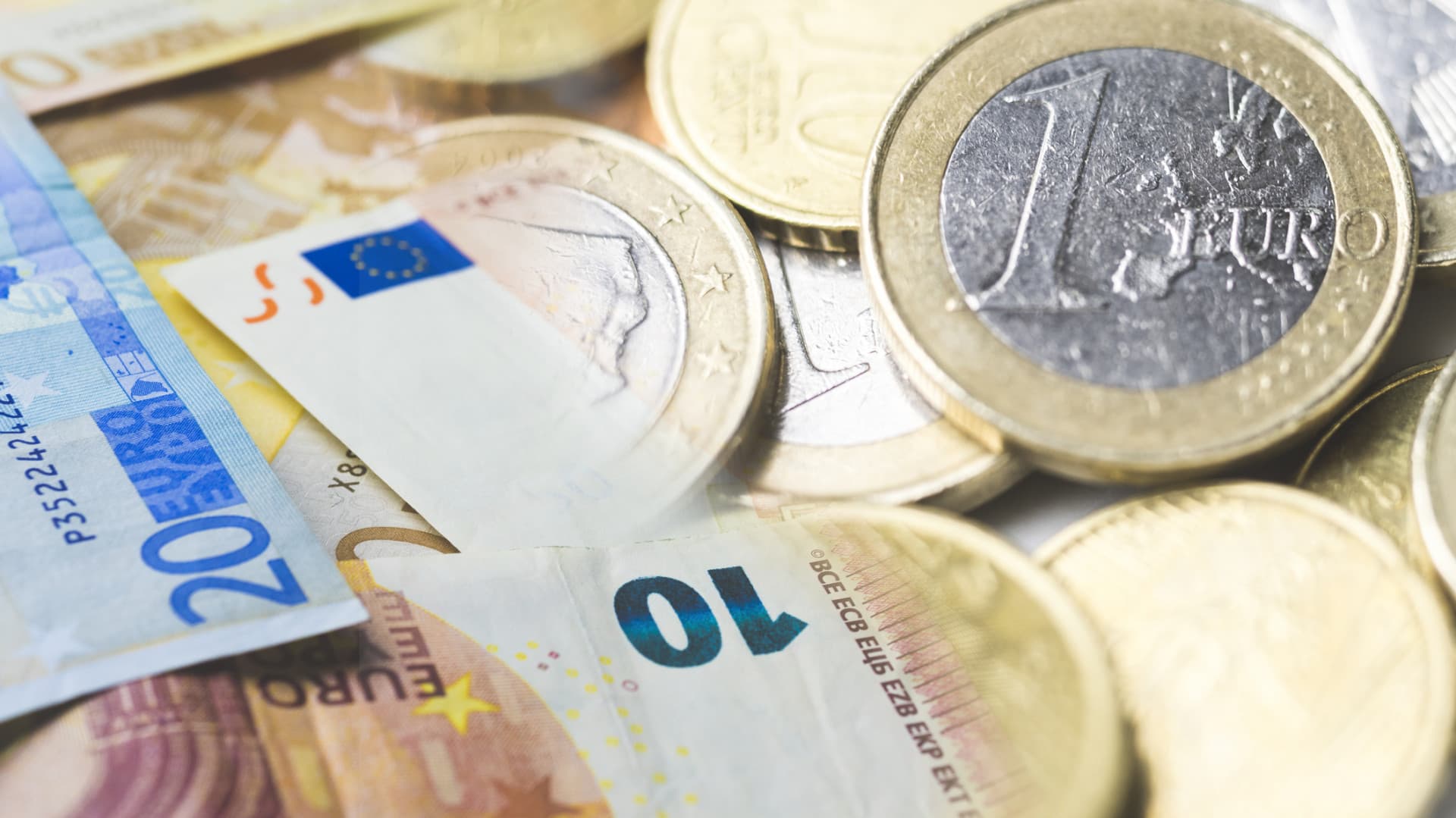 Beletéptek a forintba, 363 alatt az euró