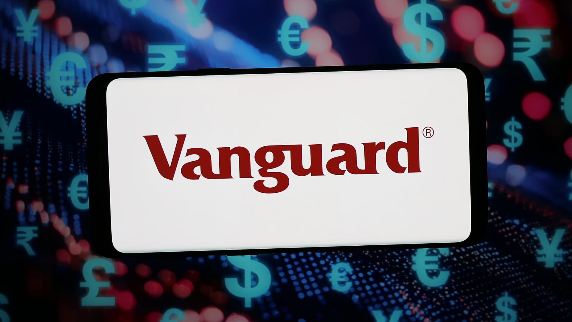 Ez sok magyar kisbefektetőt is érint: döntött a Vanguard az egyik legfontosabb ETF-ről
