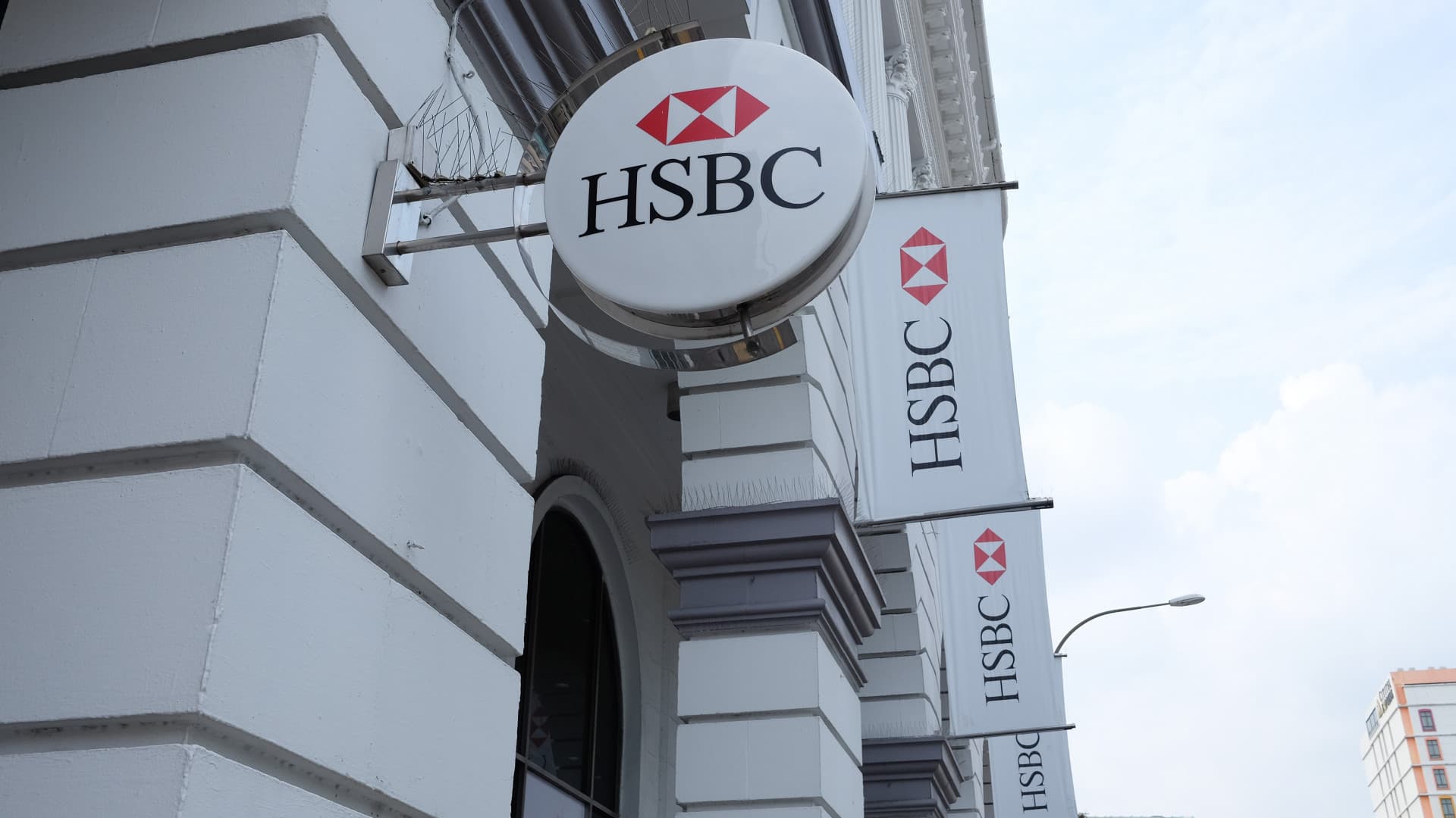Nagy leépítés jön: több száz munkahelyet szüntet meg a globális bankóriás Németországban