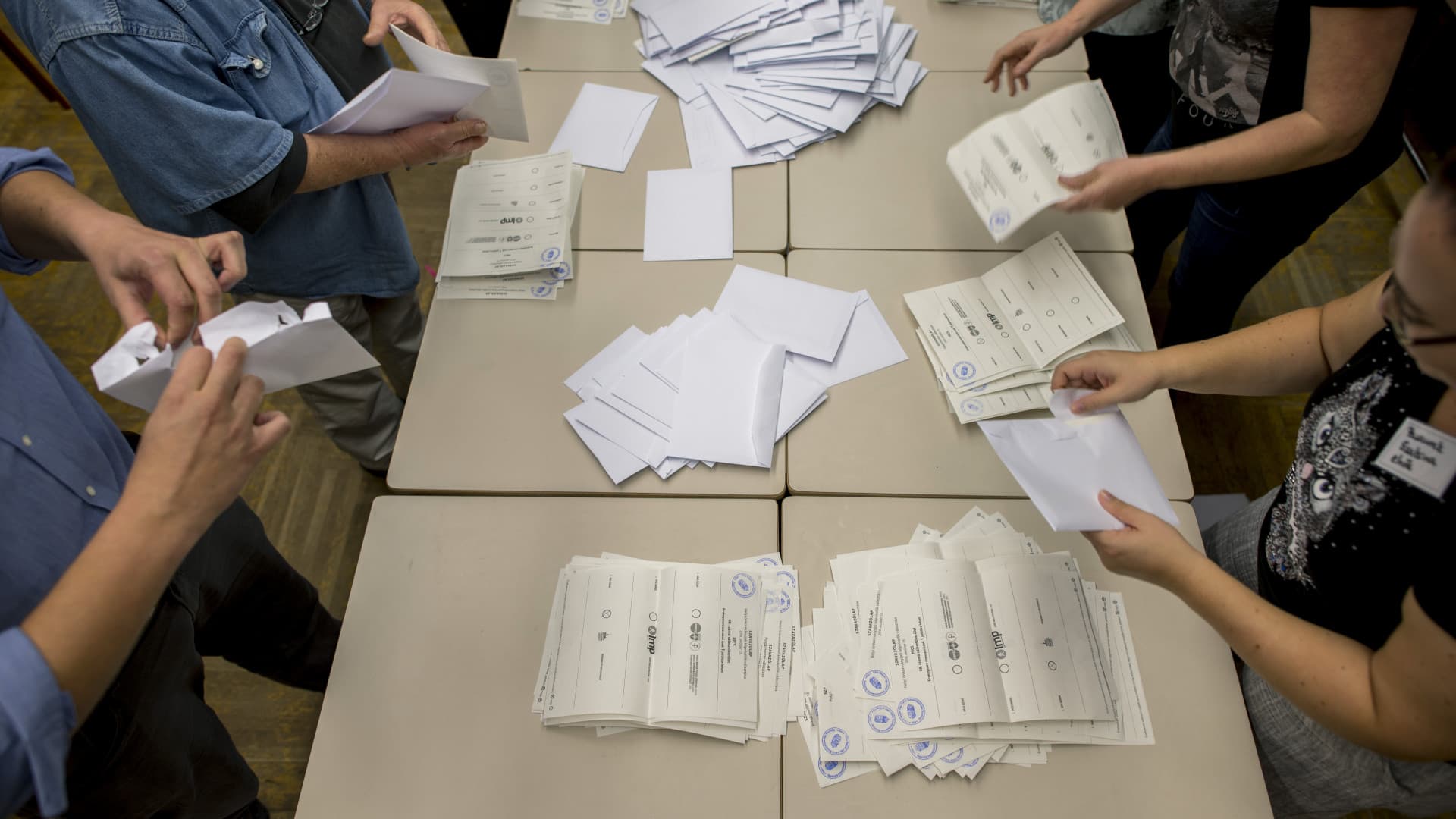 Egymás után oszlottak fel a képviselő-testületek: rendkívüli választásokat tartanak ma több magyar településen