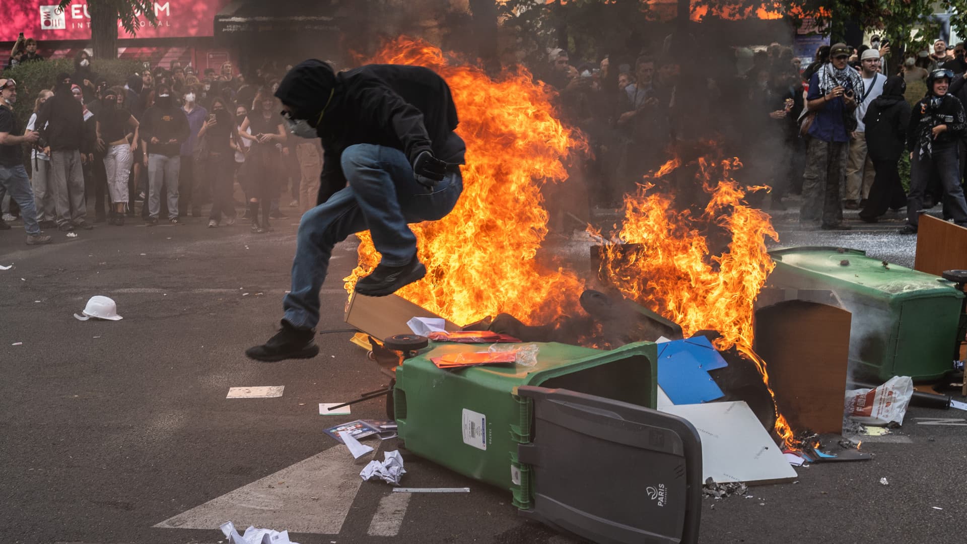 Nem csillapodnak a franciaországi zavargások, egy ismert arc is csatlakozott a tüntető diákokhoz