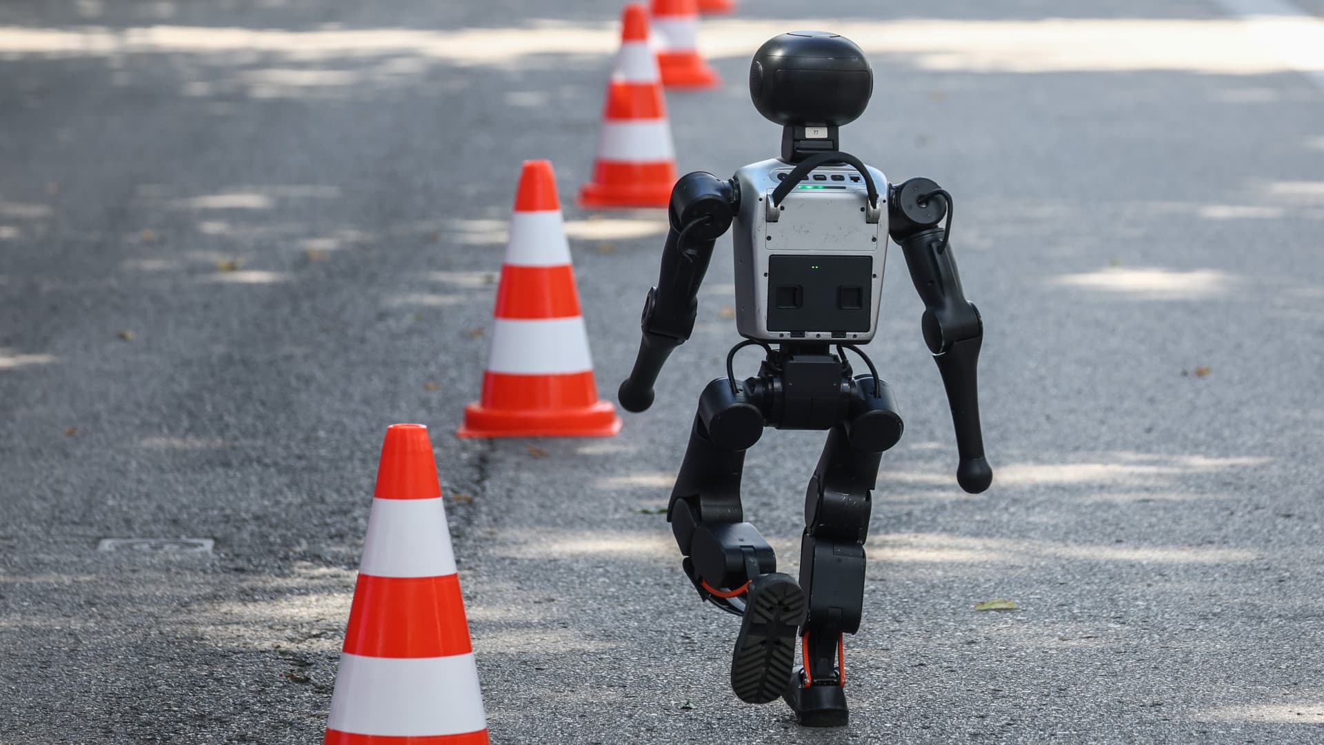 Mesterséges intelligencia ellen tüntető robotok lepték el az utcákat egy európai fővárosban