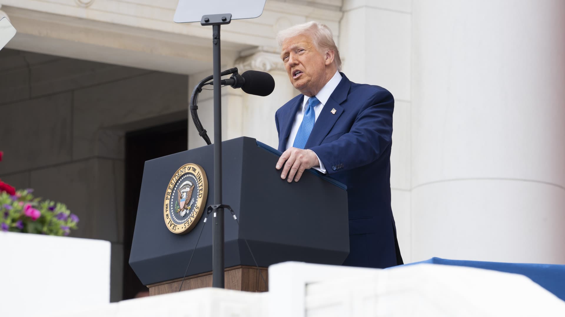Bedobta Donald Trump: masszív pénzszórásba kezd - Ezzel fordítaná meg a választást a rendkívül népszerűtlen elnök