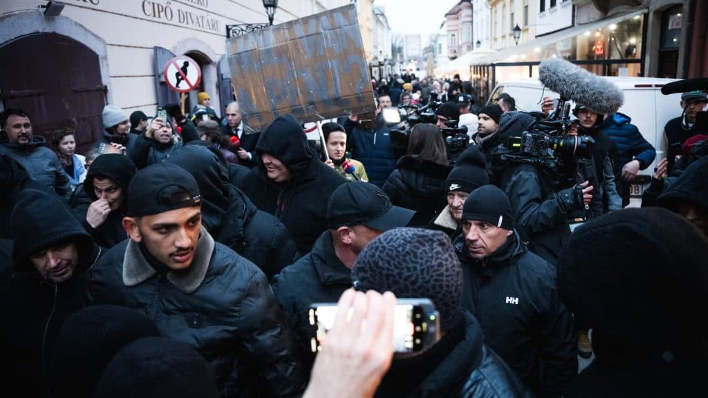 Biztonsági szakértő: A Terrorelhárítási Központ valószínűleg tudott a fekete ruhások jelenlétéről