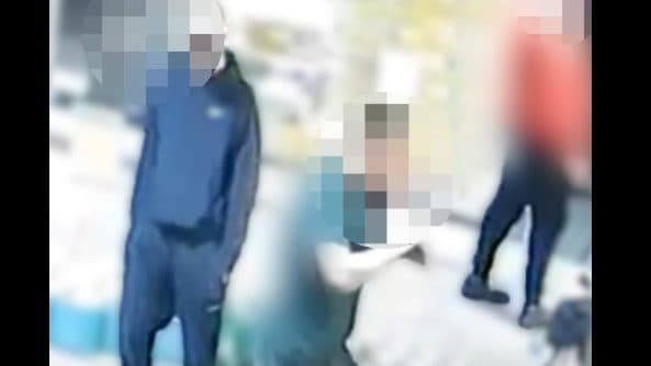 Részegen árnyékbokszolt a benzinkúton, a shop vendégei zsebre tett kézzel nézték