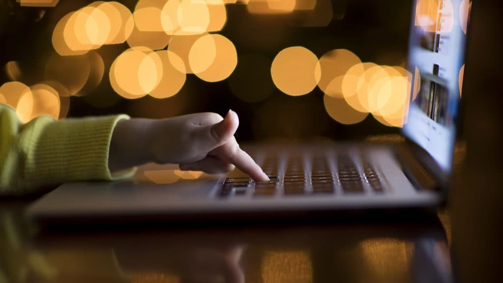 „Mi adjuk a fegyvert a bűnelkövető kezébe” – szakértőkkel néztük meg, mi jó és mi rossz a Chat Controlban