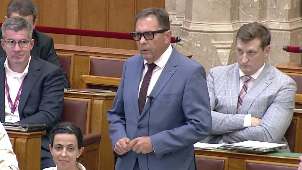 Mennyibe kerül valójában Pócs János kamerás szemüvege, és mit lehet tudni róla?