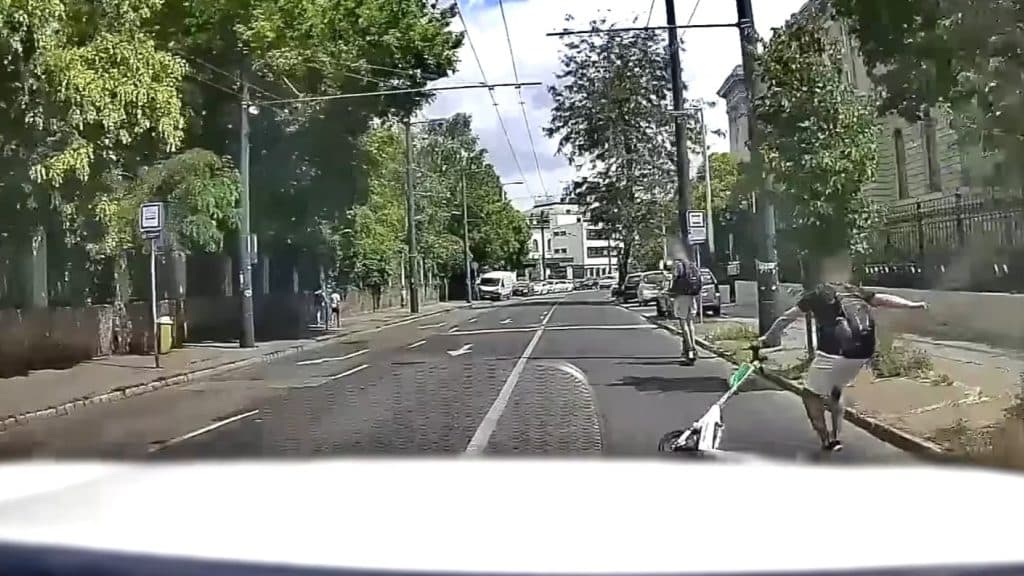 Kis híján autó alá esett egy rolleres Budapesten