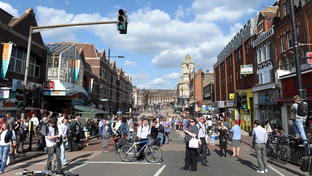 Lelőttek egy 25 éves férfit Londonban, egy kocsma előtt