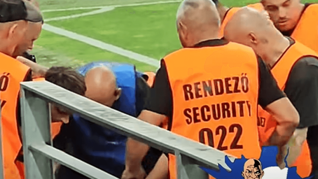 Pályára rohant meccs közben az izraeli drukker Miskolcon, tömegbunyó lett belőle