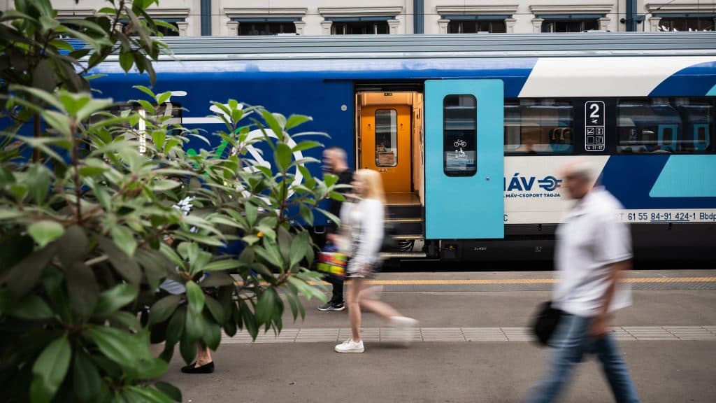 Lázár minisztersége alatt lehallgatás elleni hangzavaró készülékeket vásárolt a MÁV