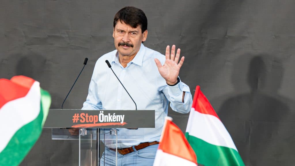 Áder János alapítványa szerint jogi képviselőjük a Miniszterelnökségen volt, amikor Magyar Péter kiposztolta, hogy a jelenlegi formában megszűnnek