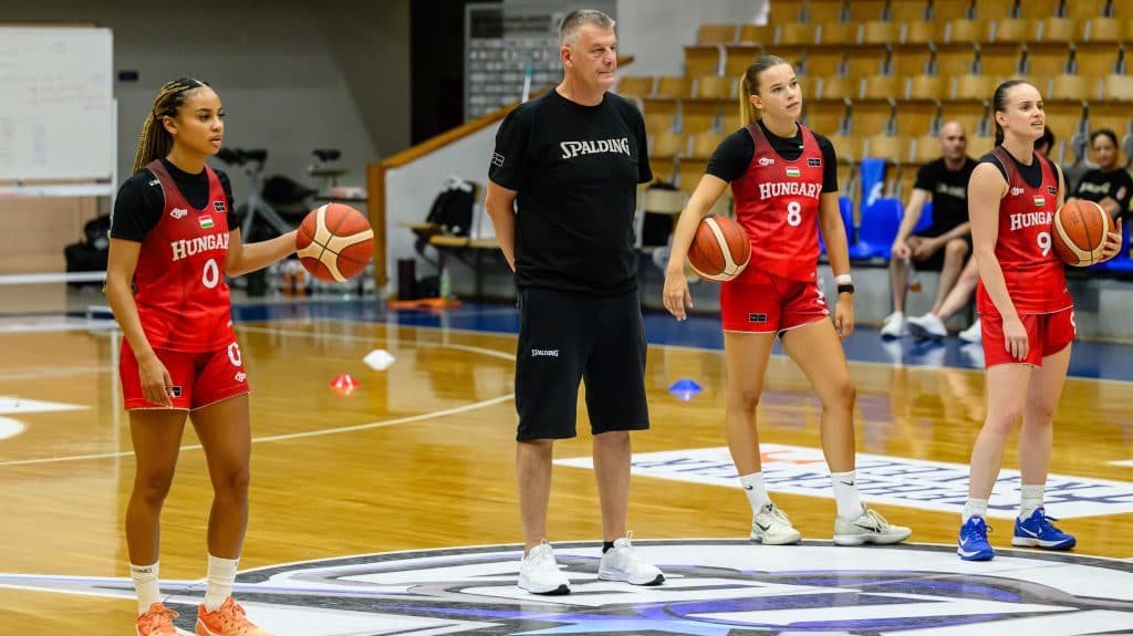 Még el se kezdődött a vb, máris négy játékosáról le kellett monadania a női kosárválogatott edzőjének