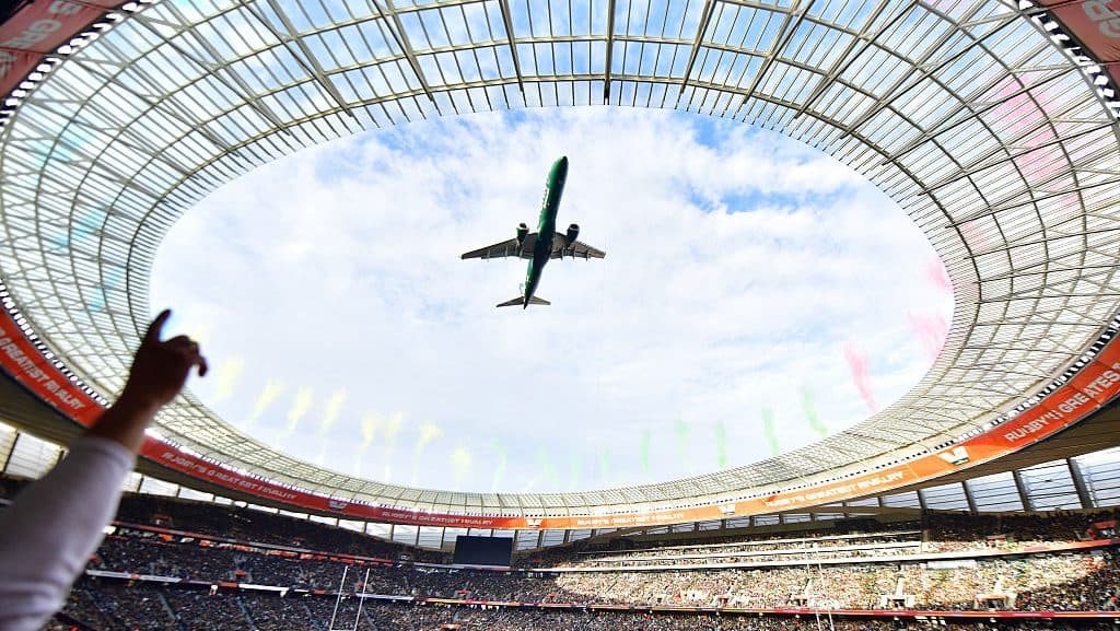 Döbbenetesen közel szállt át két repülőgép egy telt házas stadion felett Fokvárosban