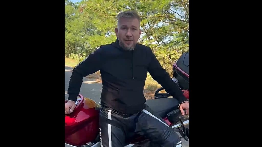 „Ettől senki nem lesz hős” – Megszólalt a motoros, aki az út mentén megmentette a fuldokló kisfiú életét