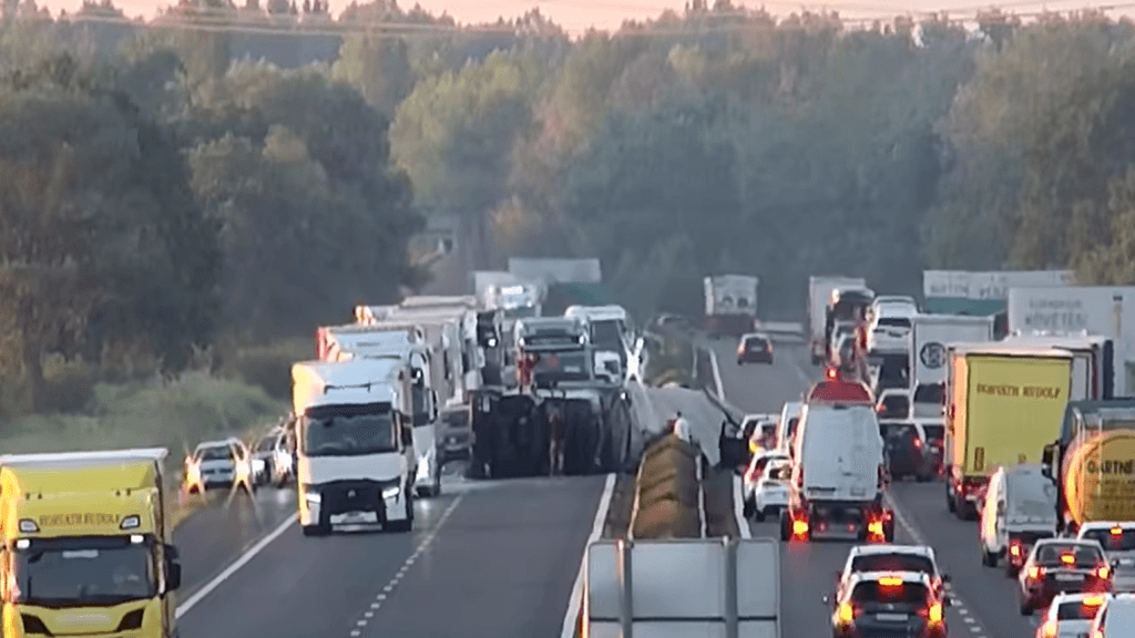 Közlekedési kamera rögzítette: pillanatok alatt felborult egy kamion az autópályán