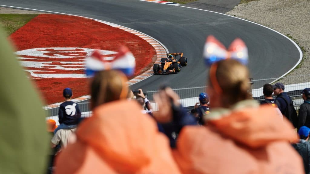 Verstappen Russellt cikizte, Norris lecsapott a pole-ra