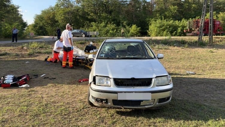 Autós üldözés után összeesett egy férfi Tolnában, a rendőrök élesztették újra