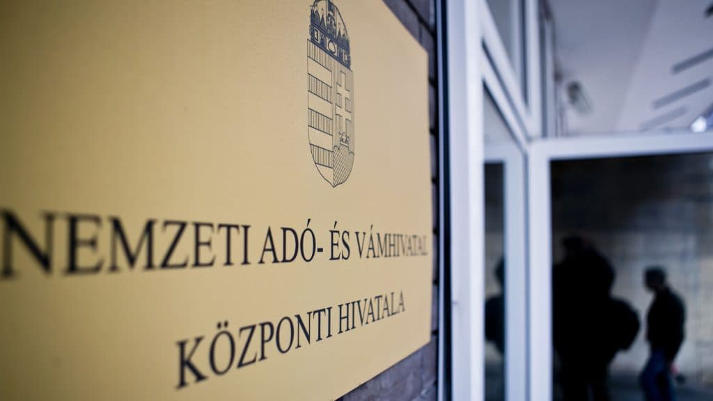 102 ezer forintos visszatérítéssel kecsegtetnek a NAV nevében a csalók