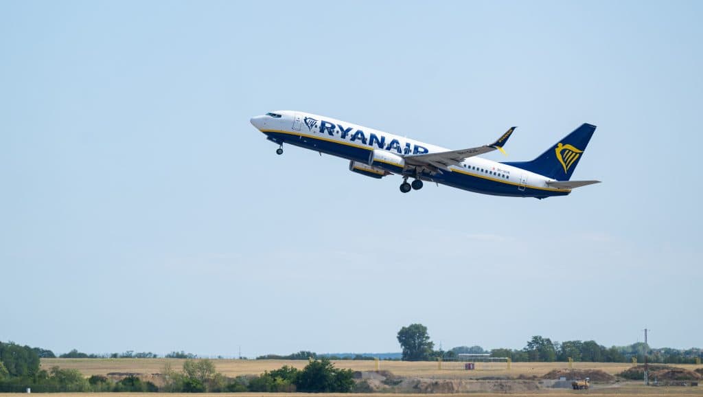 A Ryanair-vezér szerint nem lógott ki a gépükből a szerb utas feje