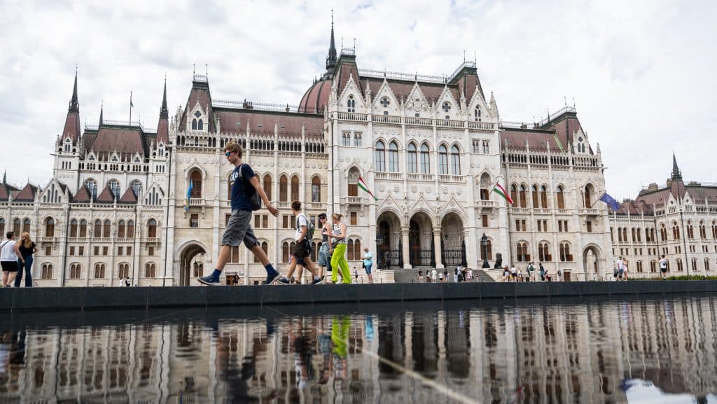 Parlament: Vármegyék helyett jönnek a megyék, csökkenhet Magyar Péter fizetése
