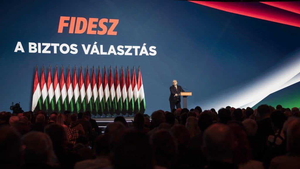 Mégsem hagyja veszni a nevét és logóit a Fidesz