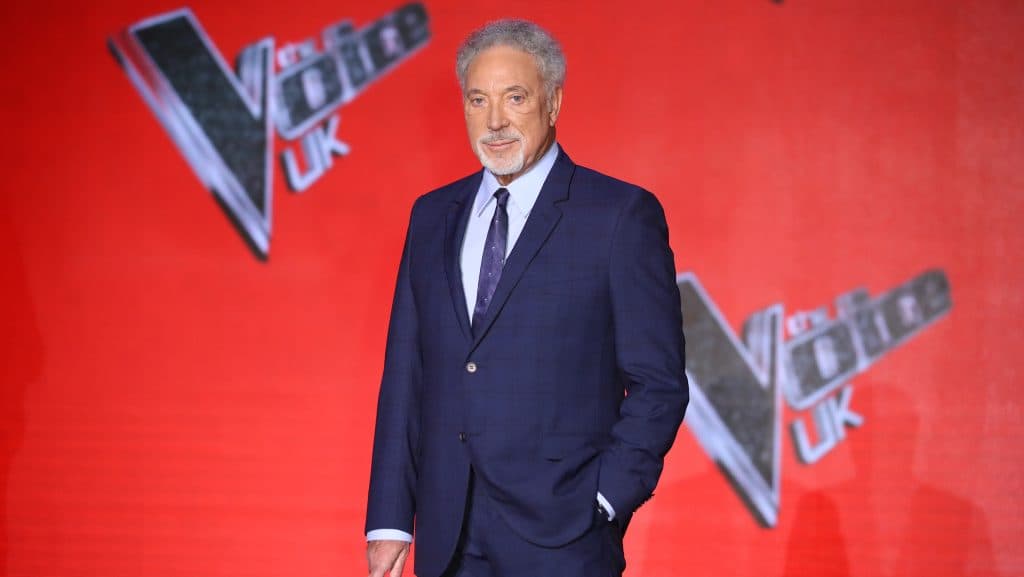 Tom Jonest kirúgták a The Voice című tehetségkutatóból: „Sosincs megfelelő pillanat ehhez, főleg nem egy 86 éves embernél”