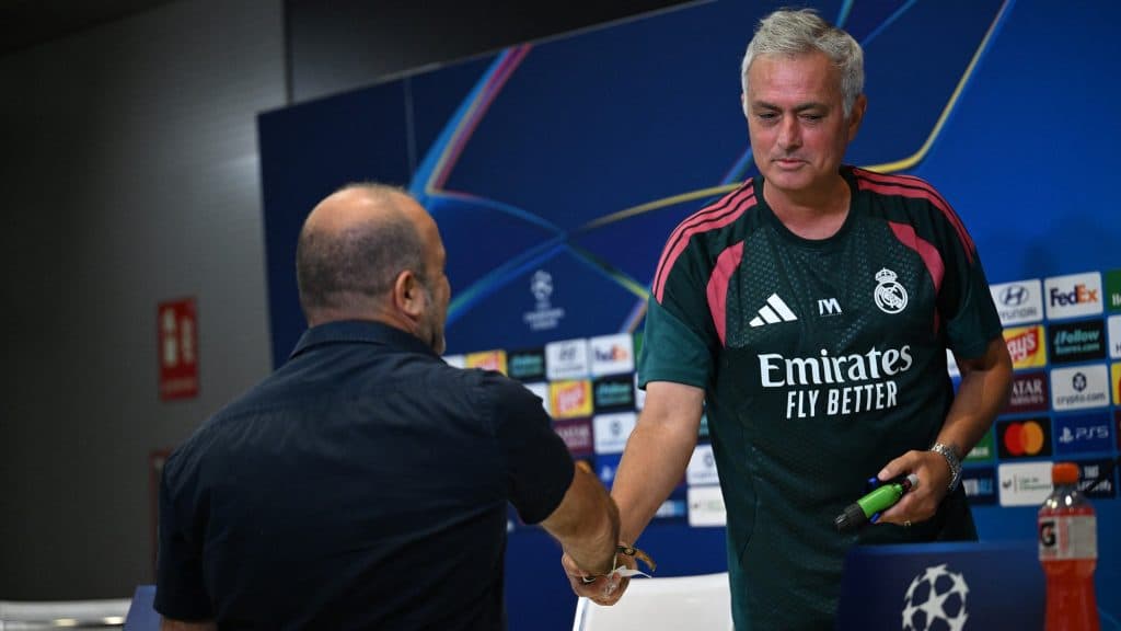 „Már nem foglalkozom a múlttal” – Mourinho váratlan ajándékot kapott a sajtótájékoztatón