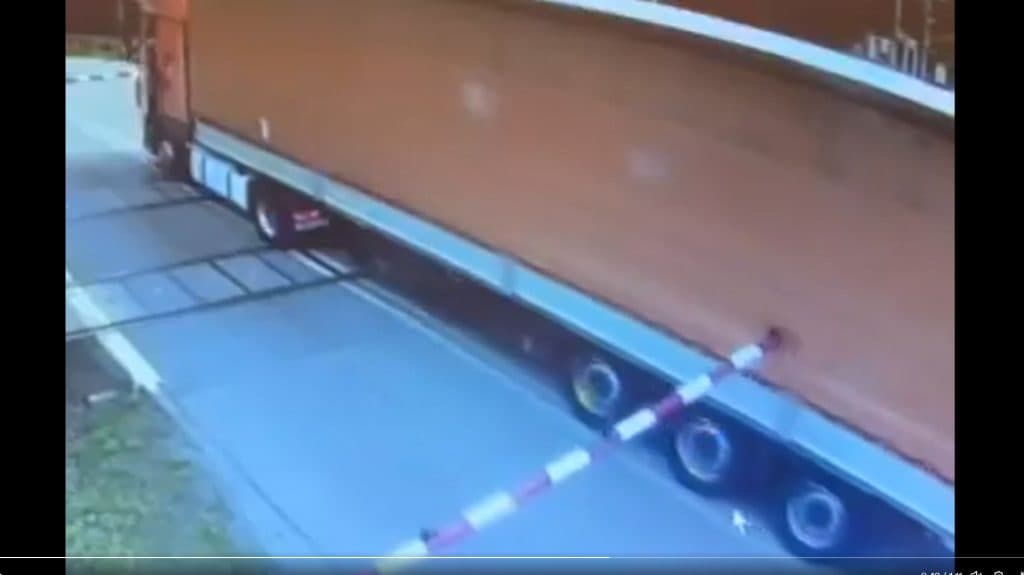 Beragadt egy kamionos két sorompó közé, majd addig bénázott, míg átgázolt a vonat