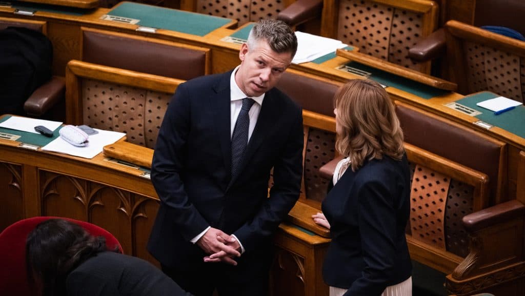 Pócs Jánosra hivatkozva javasol Magyar Péter alkohol- és drogtesztet a parlamentben