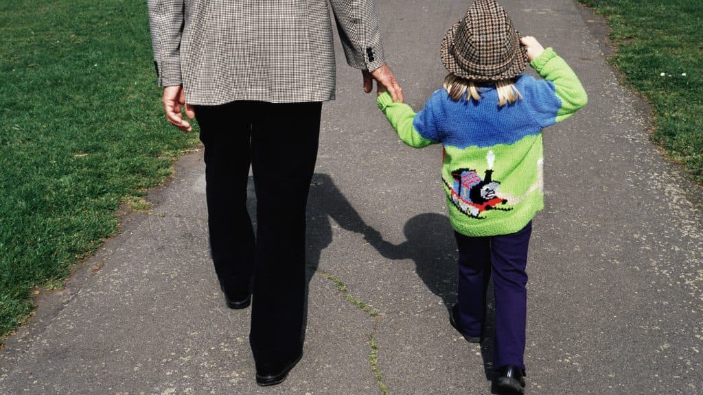 A boomerek még a nagyszülőkre bízták a gyerekeiket – ők bezzeg már nem segítenek. Miért?