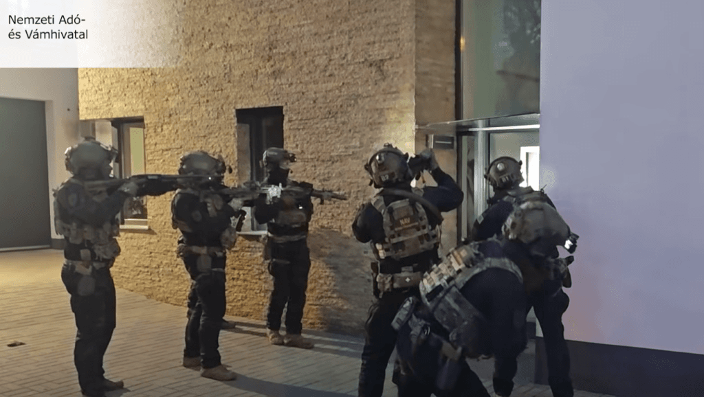 Videót tett közzé a NAV a lélegeztetőgép-bizniszhez kötődő bűnszervezet elleni akcióról