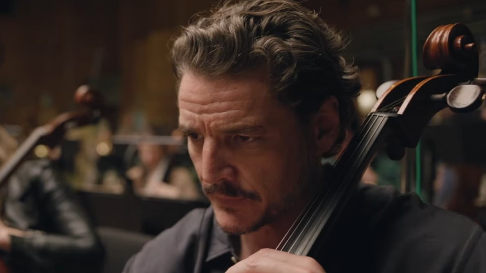 Magyar feliratos előzetest kapott az Andor alkotójának feszültnek tűnő drámája, amiben Pedro Pascal egy csellistát alakít