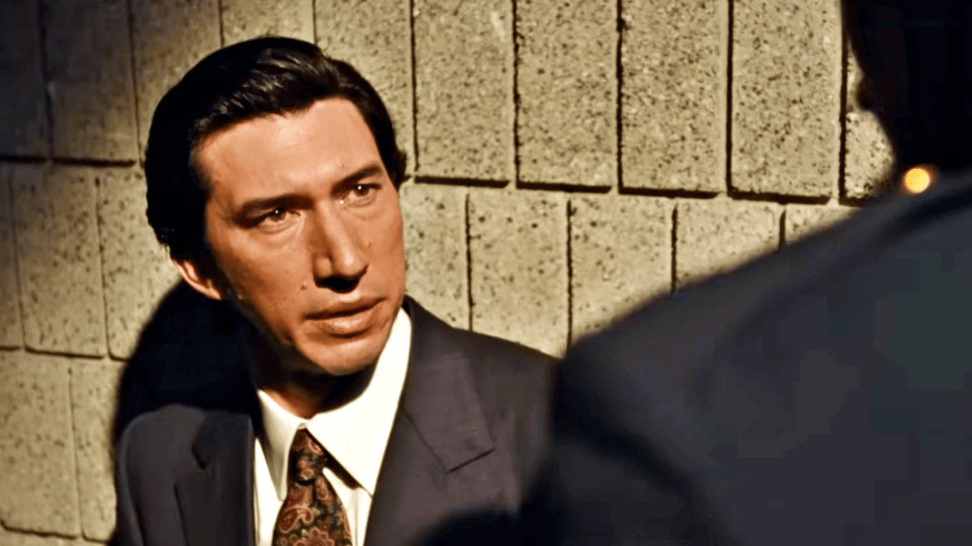 Befutott a Paper Tiger első, sztárokkal teli előzetese, amelyben Adam Driver bűnbe csábítja Scarlett Johansson családját, és ebből nagy baj lesz