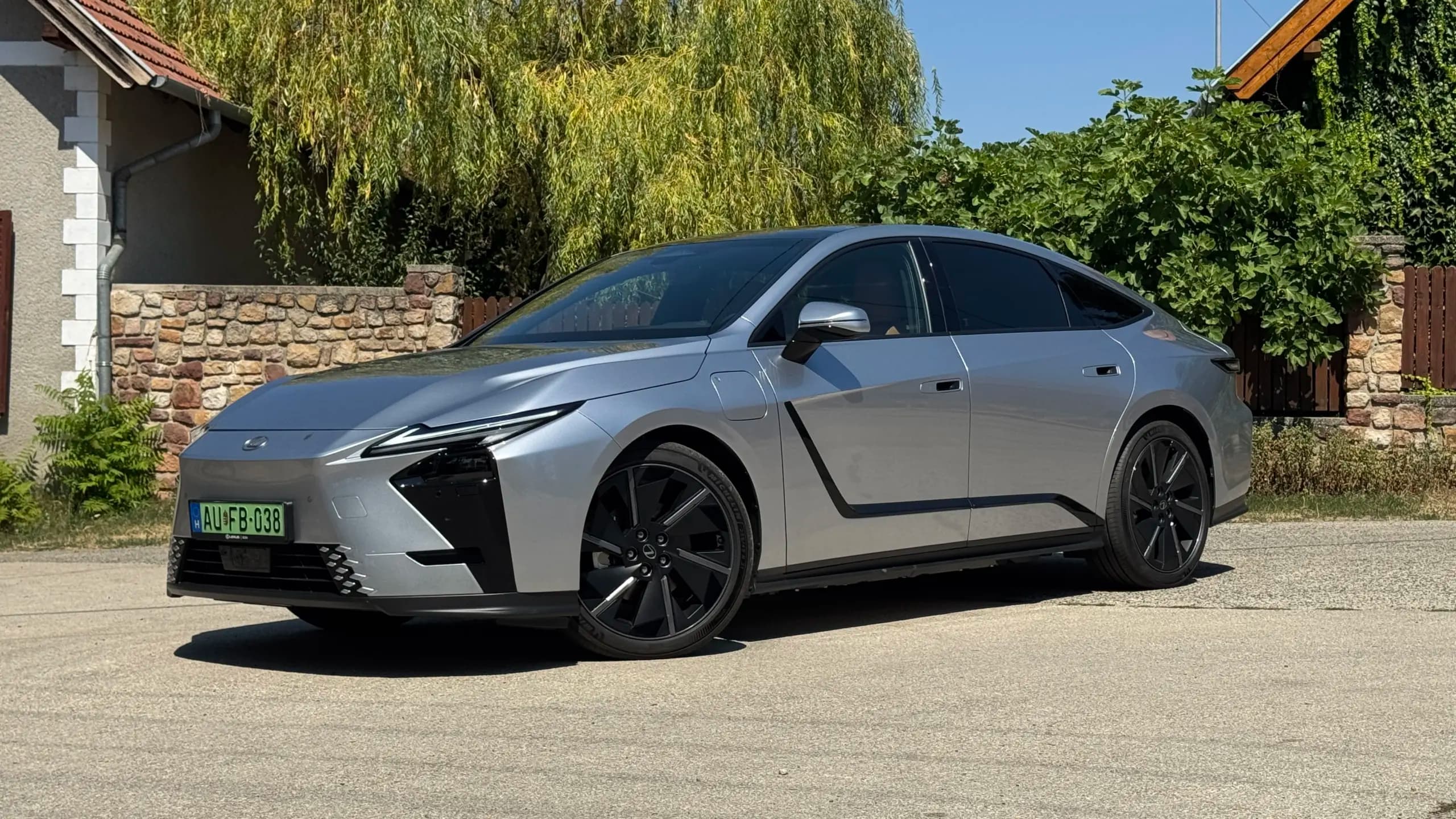 Már itthon a Lexus ferdehátú limuzinja!