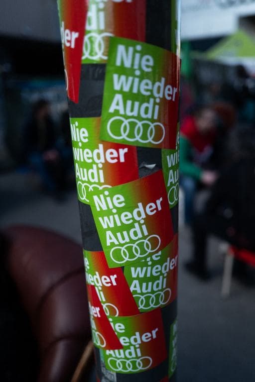 Hatezren tüntettek az Audi gyáránál