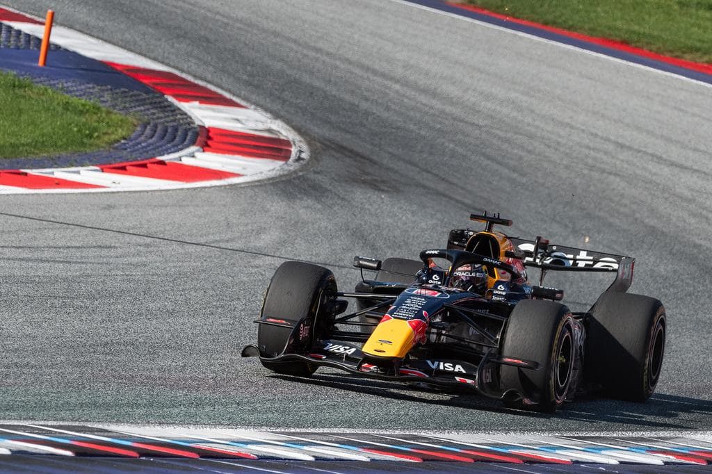 Betyárosan bemutatott Verstappen Russellnek, a tévében nem is mutatták