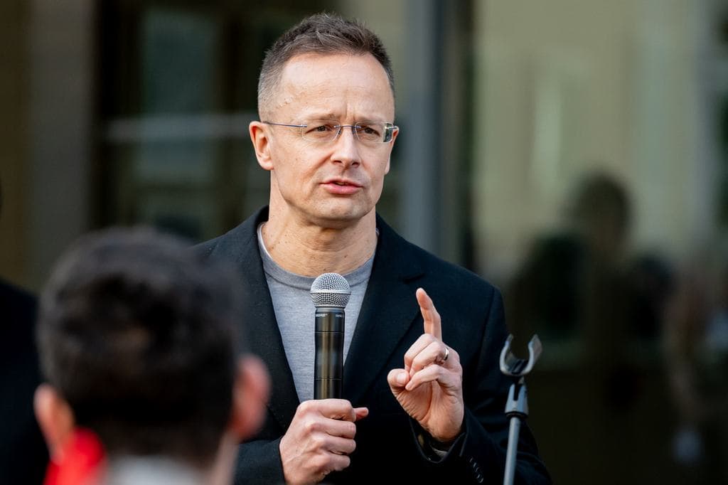 Szijjártó Péter lemond a parlamentben, egy kínai autógyártónál folytatja