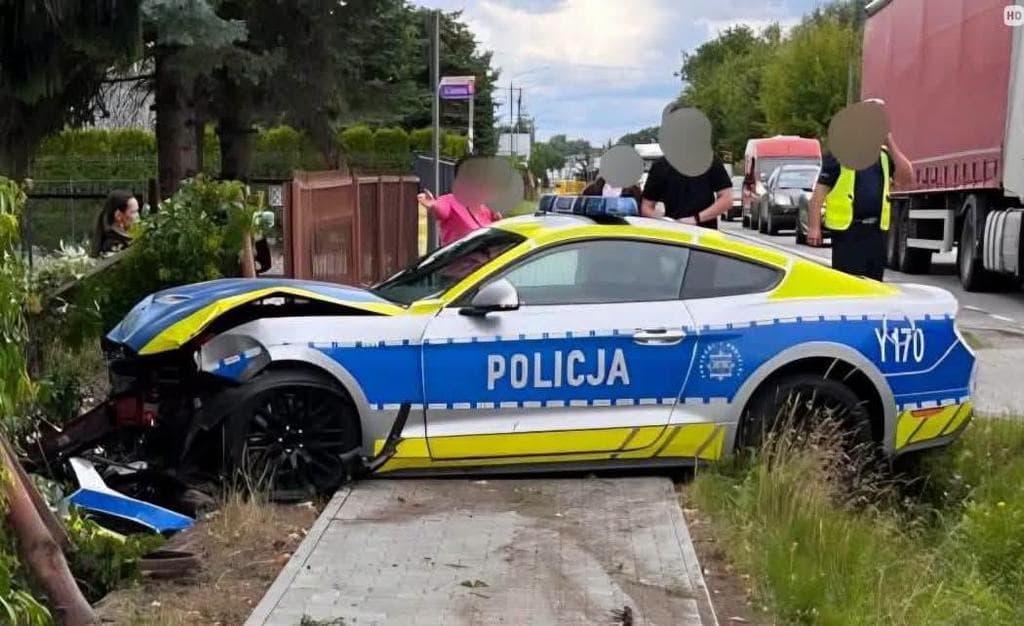 Összecsukták a lengyel rendőrség Mustangját