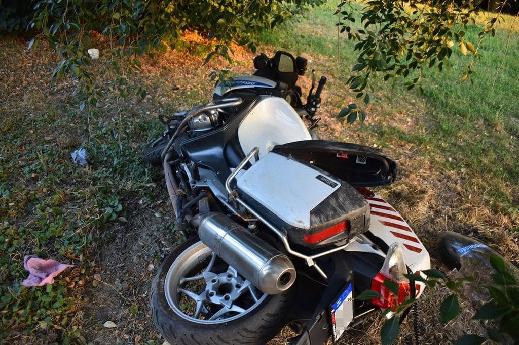 Menekülni próbált, frontálisan elgázolt egy motoros rendőrt
