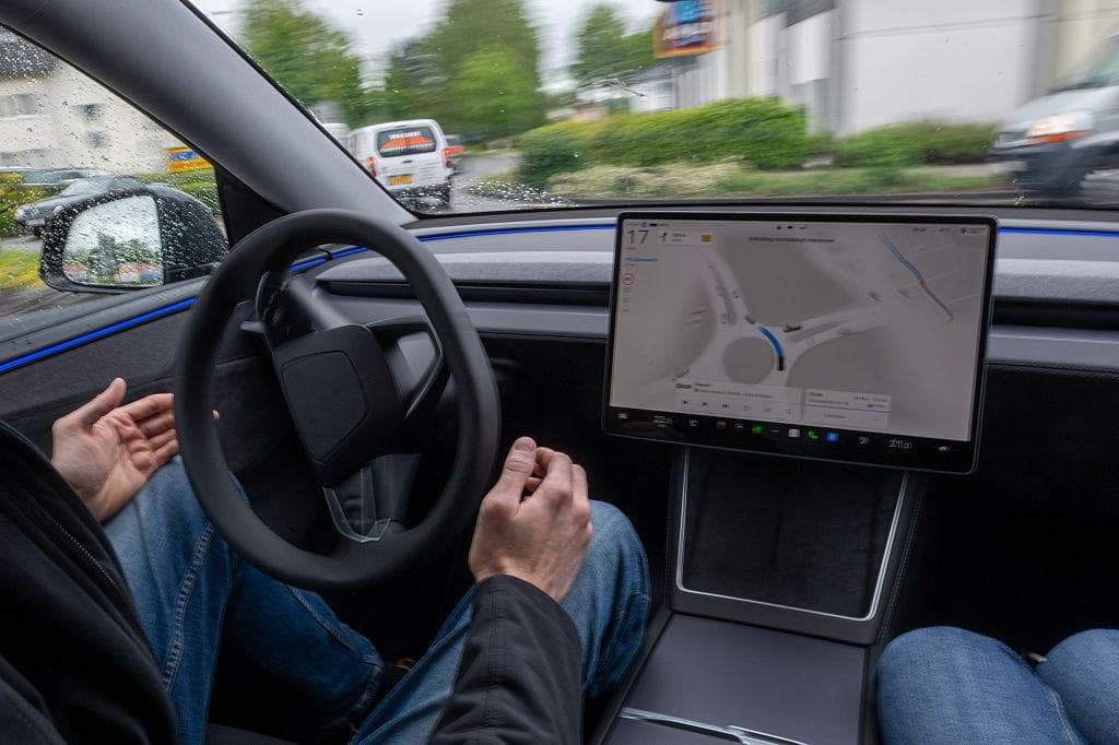 A francia kormány nem kér a Tesla FSD-jéből