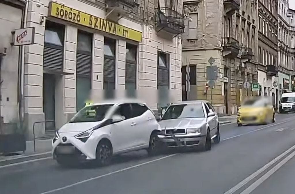 Két autós a Thököly úton mutatta be, hogyan kell értelmetlenül egymásba menni