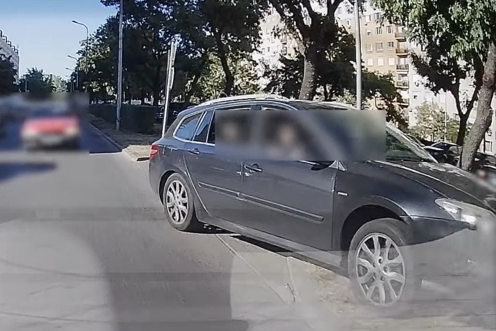 Járdaszigeten át jutott pole-pozícióba a lámpánál egy autós Újpalotán