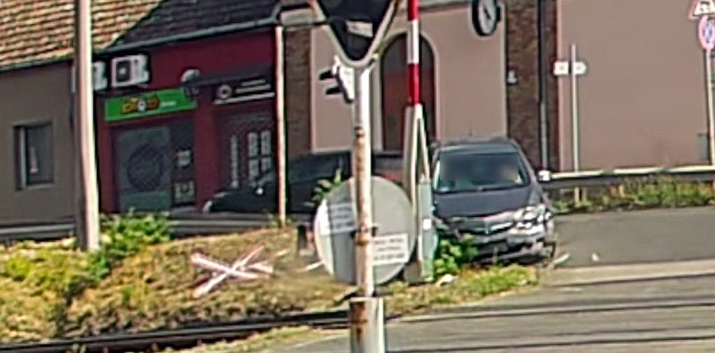 Ámokfutó néni terrorizált egy autóst, majd egy vasúti jelzőoszlopot